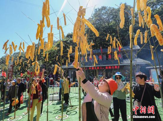 竹竿上“長”油條，洛陽民眾“摘”油條慶豐收