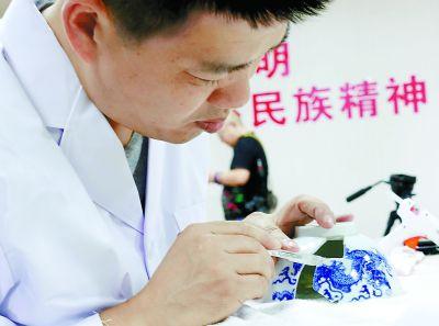 11件圓明園出土文物開始修復479塊碎片拼復康熙龍紋碗