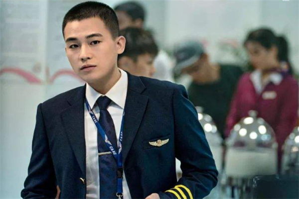 中國機(jī)長：歐豪拍戲太拼？幕后曝光后讓人心疼！ 