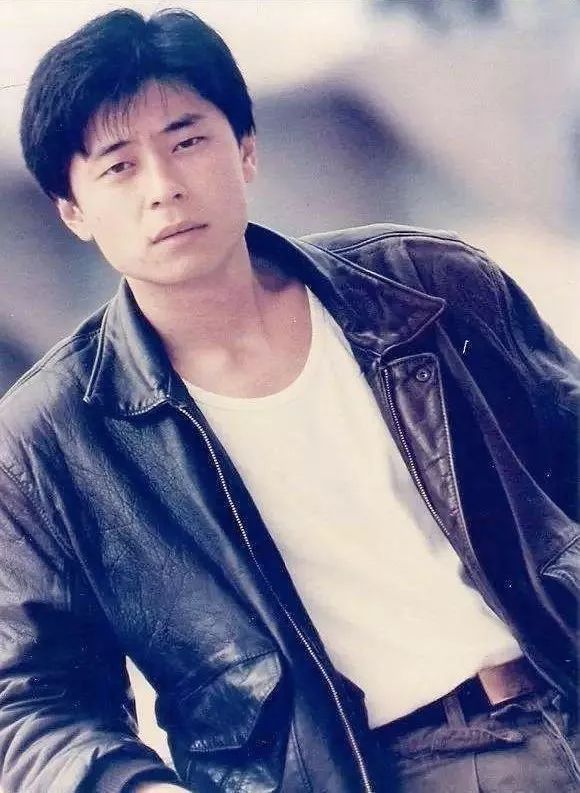 被毒啞的王杰，今天57歲了：年少愛(ài)聽(tīng)他的歌，再聽(tīng)已是傷心人 