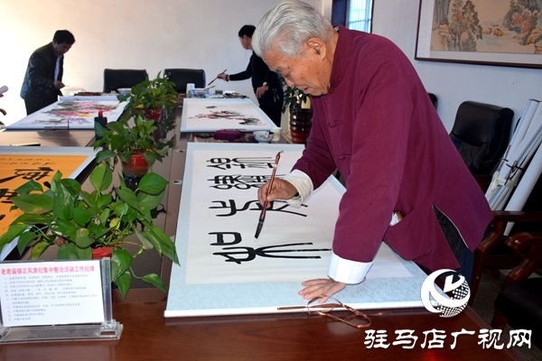老君廟鎮(zhèn)科技文化服務(wù)中心開展文化進基層書畫活動