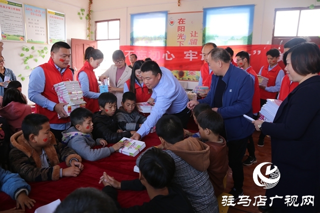 中建七局上蔡、新蔡片區(qū)開展關(guān)愛留守兒童愛心捐贈活動