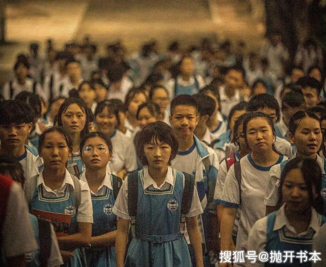 《少年的你》，校園暴力只是殼，兩個沒有未來的人如何相互取暖才是核 