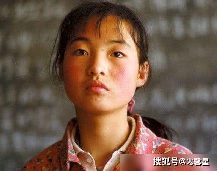 《一個(gè)也不能少》的魏敏芝近況，嫁給了美籍華人，定居美國變成胖大媽 