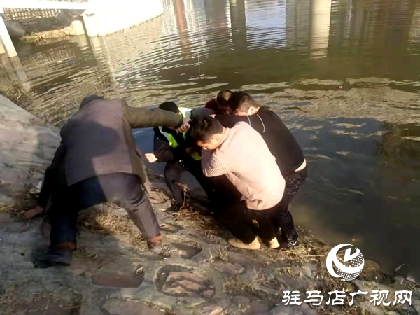 平輿縣特巡警隊(duì)員冰冷河水中勇救輕生女子