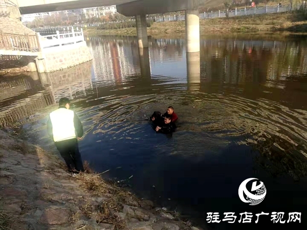 平輿縣特巡警隊(duì)員冰冷河水中勇救輕生女子