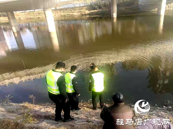 平輿縣特巡警隊(duì)員冰冷河水中勇救輕生女子
