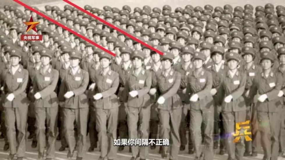 齊短發(fā)、“S彎”……新中國第一批受閱女兵的標(biāo)配發(fā)型，好美！ 