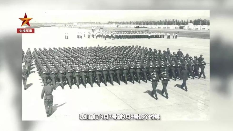 齊短發(fā)、“S彎”……新中國第一批受閱女兵的標(biāo)配發(fā)型，好美！ 