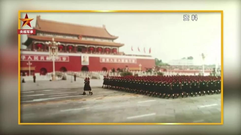 齊短發(fā)、“S彎”……新中國第一批受閱女兵的標(biāo)配發(fā)型，好美！ 