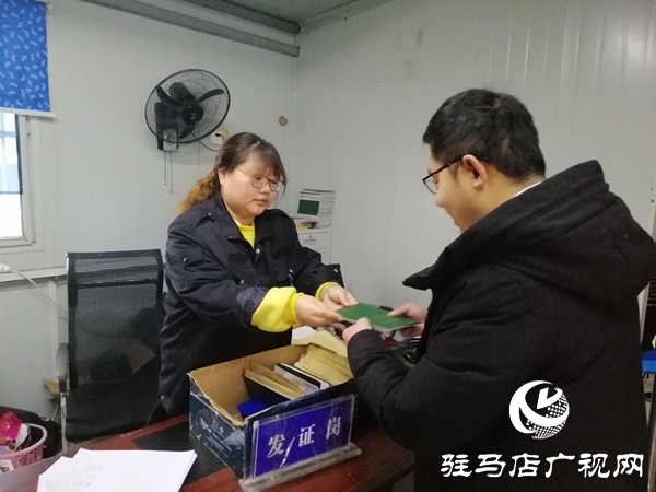 年底新車上牌扎堆 車管所便民服務助力