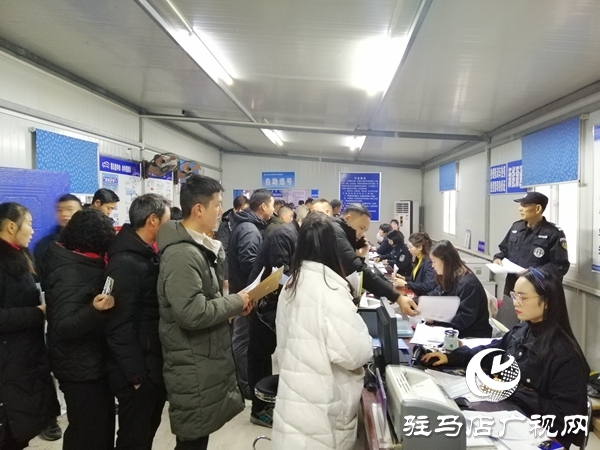 年底新車上牌扎堆 車管所便民服務助力
