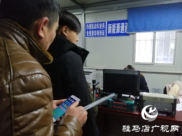 年底新車上牌扎堆 車管所便民服務助力