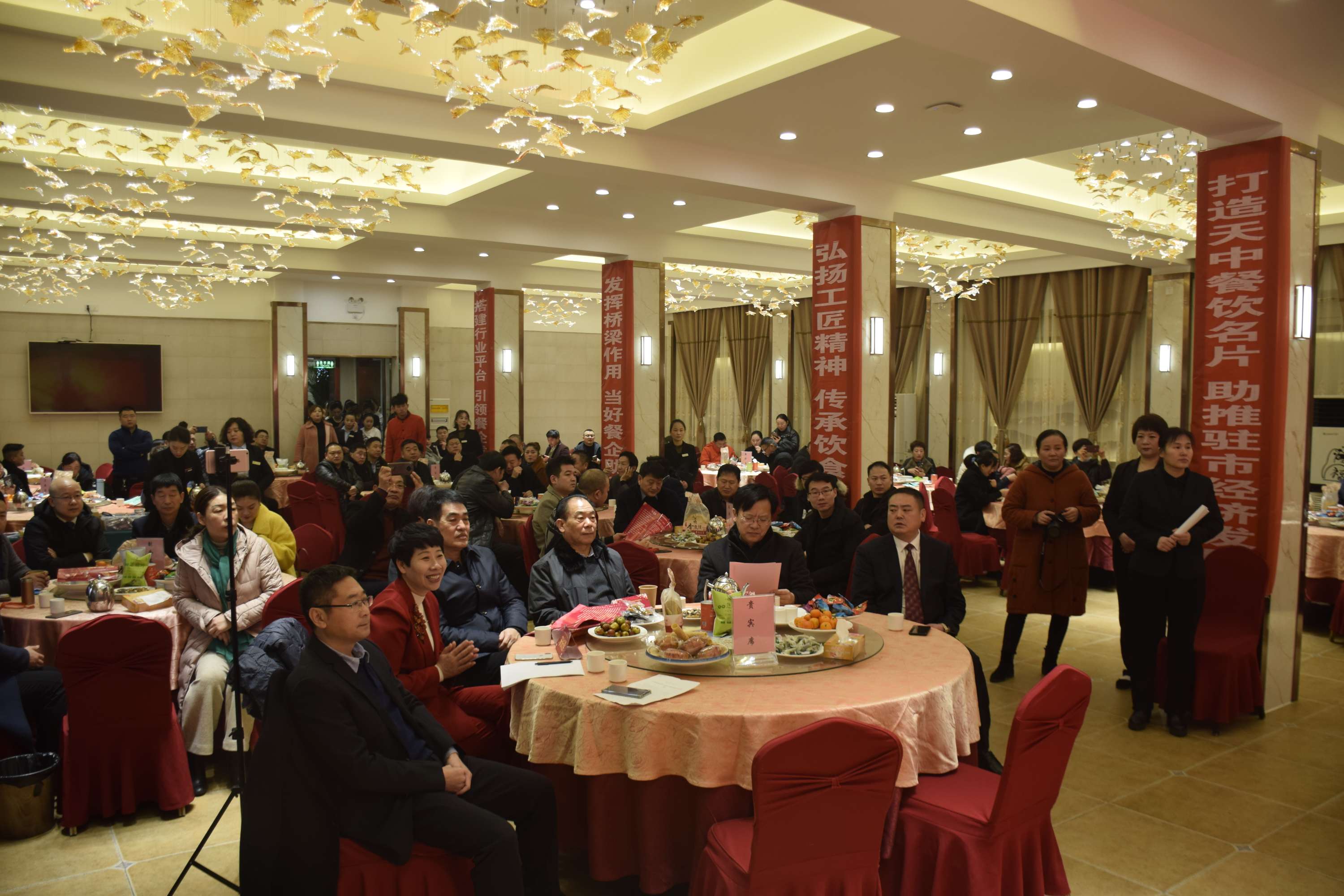 駐馬店市餐飲與飯店行業(yè)協(xié)會(huì)2020年迎新團(tuán)拜會(huì)上24道駐馬店小吃喜獲“河南名吃”稱號 