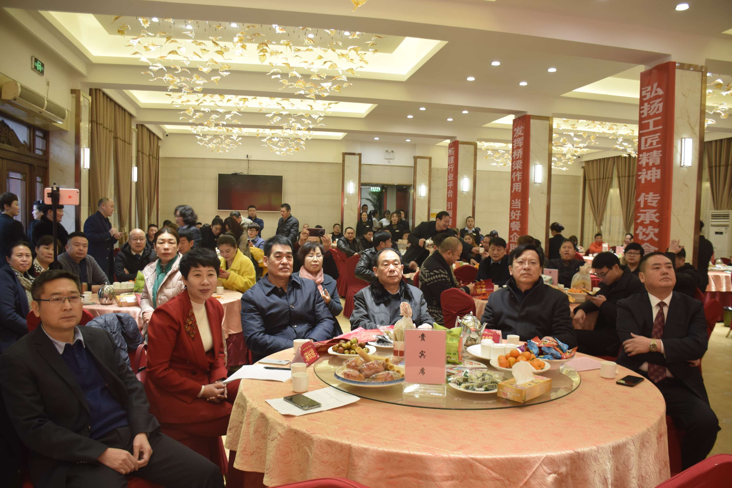 駐馬店市餐飲與飯店行業(yè)協(xié)會(huì)2020年迎新團(tuán)拜會(huì)上24道駐馬店小吃喜獲“河南名吃”稱號 
