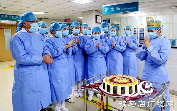 感動！駐馬店市中心醫(yī)院隔離病區(qū)的戰(zhàn)地生日