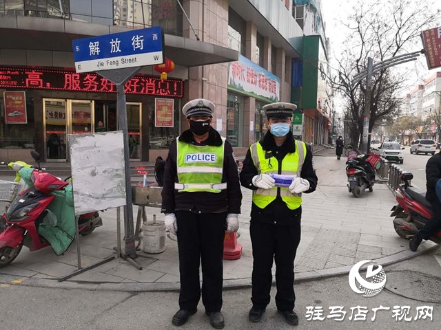 平輿街頭這位大姐把剛買的口罩送給了執(zhí)勤交警！