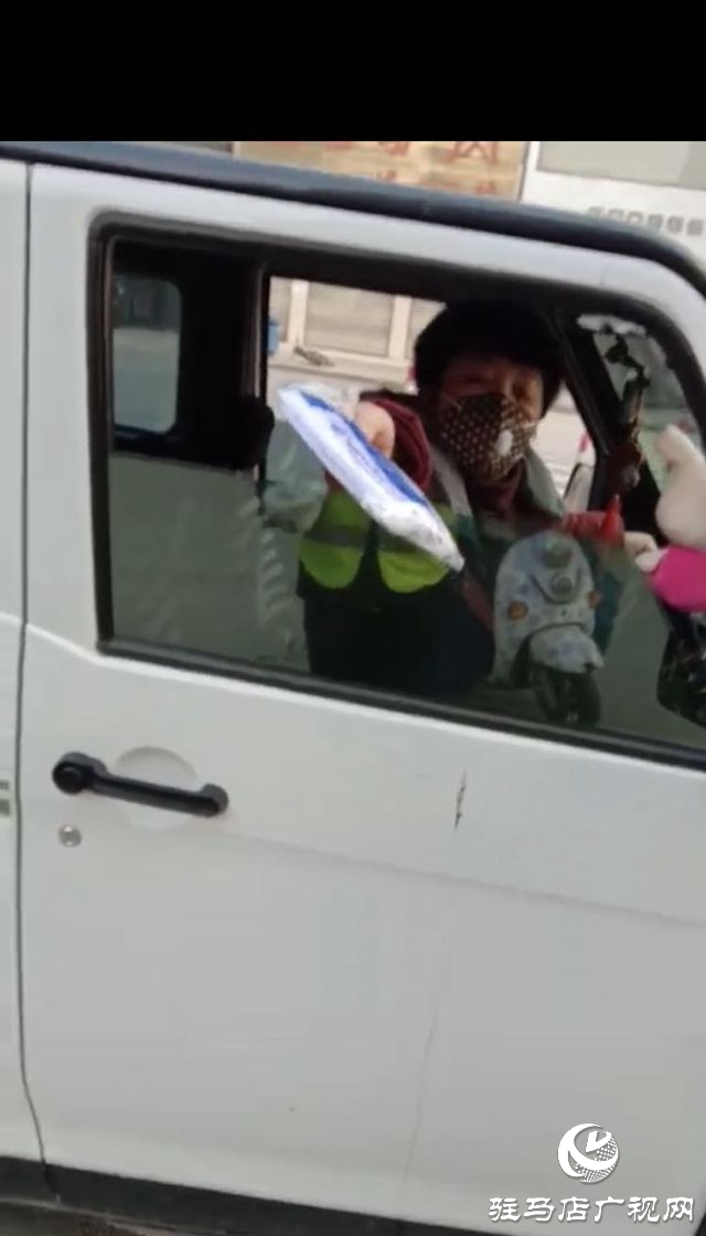 平輿街頭這位大姐把剛買的口罩送給了執(zhí)勤交警！