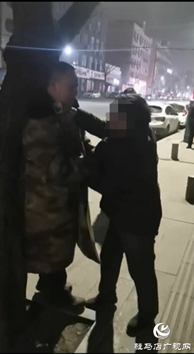 一男子毆打工作人員，干擾疫情防控工作，被平輿警方拘留！