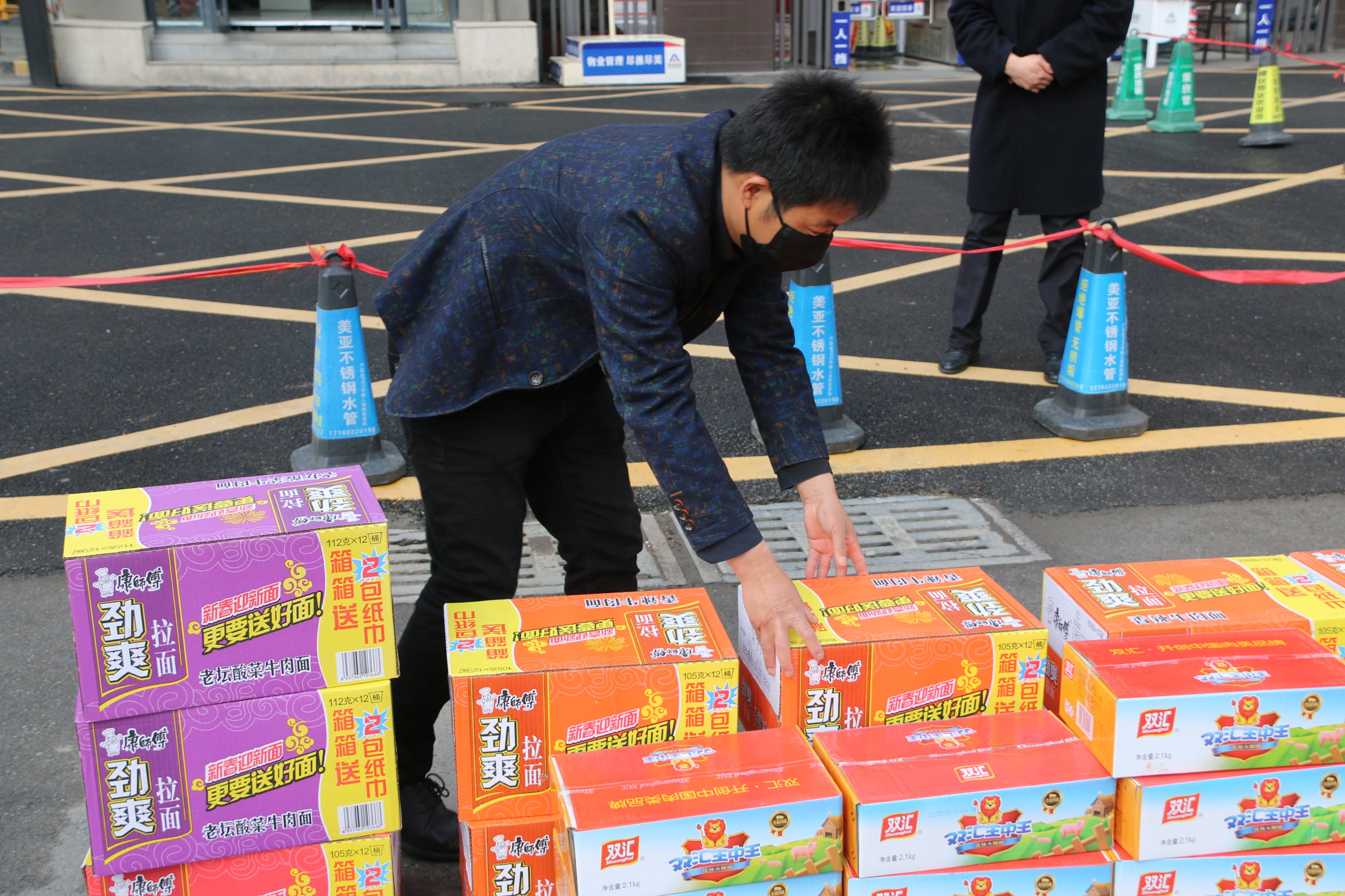 北海葉子日式料理向駐馬店市公安局胡廟分局、河南建業(yè)物業(yè)管理有限公司駐馬店區(qū)域總公司捐贈抗疫物資