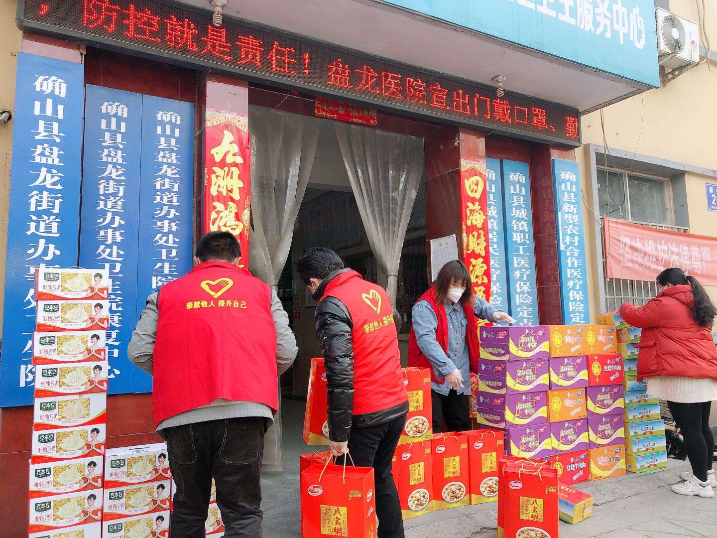 確山縣首家藝術教育聯(lián)盟攜手團縣委20000余元愛心物資慰問抗疫一線工作人員