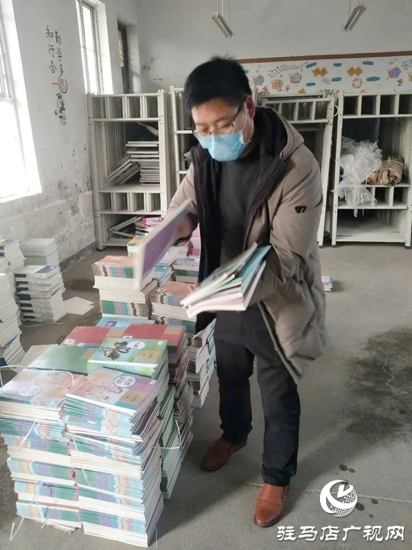 泌陽縣黃山口鄉(xiāng)教師送書到家 保證學生學習質量 