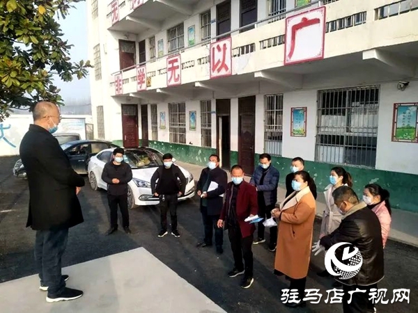 泌陽縣黃山口鄉(xiāng)教師送書到家 保證學生學習質量 
