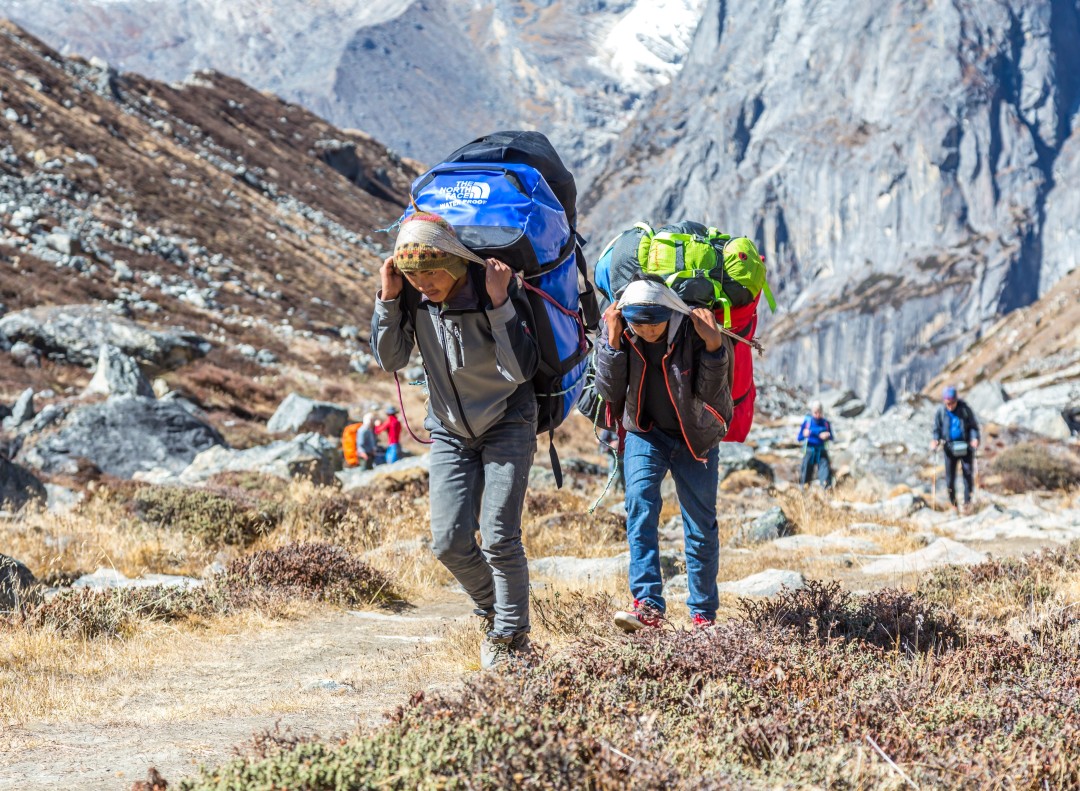 人類凈土也失守，500登山客被困，尼泊爾怎么辦？