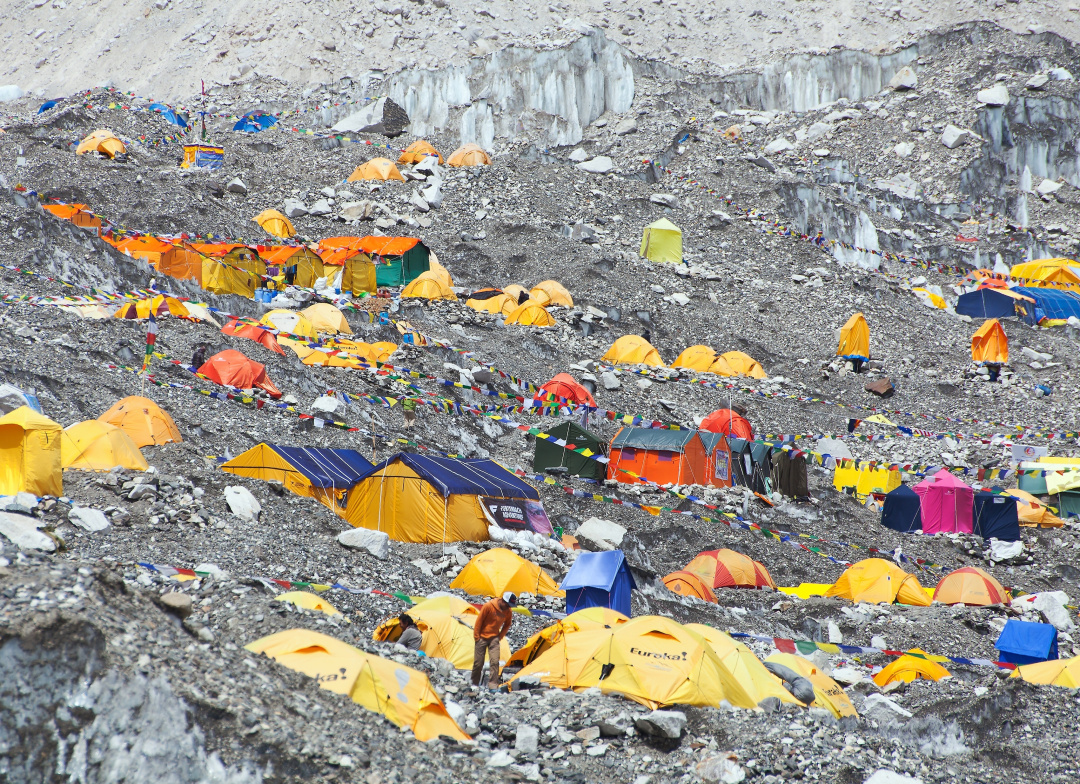 人類凈土也失守，500登山客被困，尼泊爾怎么辦？