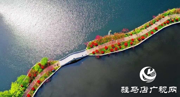 春風(fēng)拂“蘇堤”，游人醉“斷橋”，四月的天中美景似江南