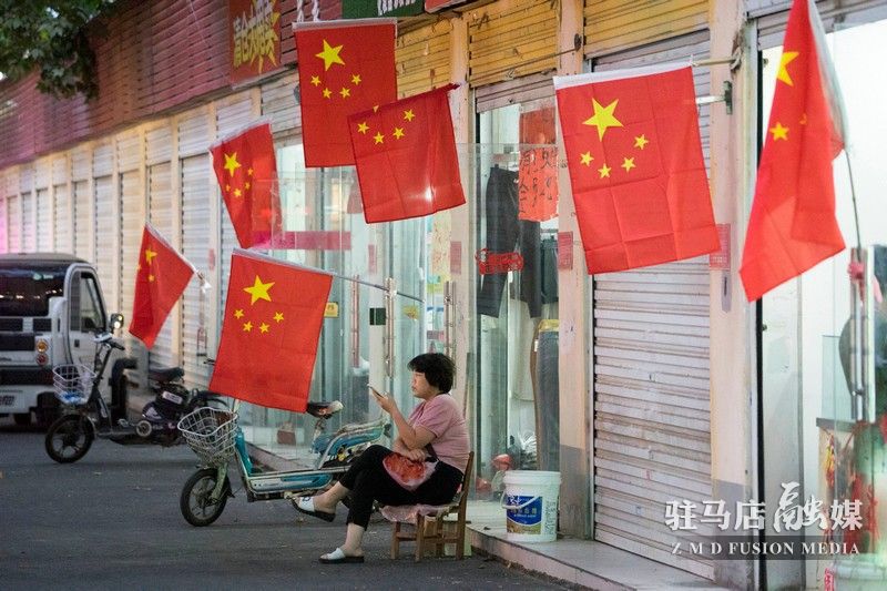 掛國旗，迎國慶，駐馬店營造最美“中國紅”