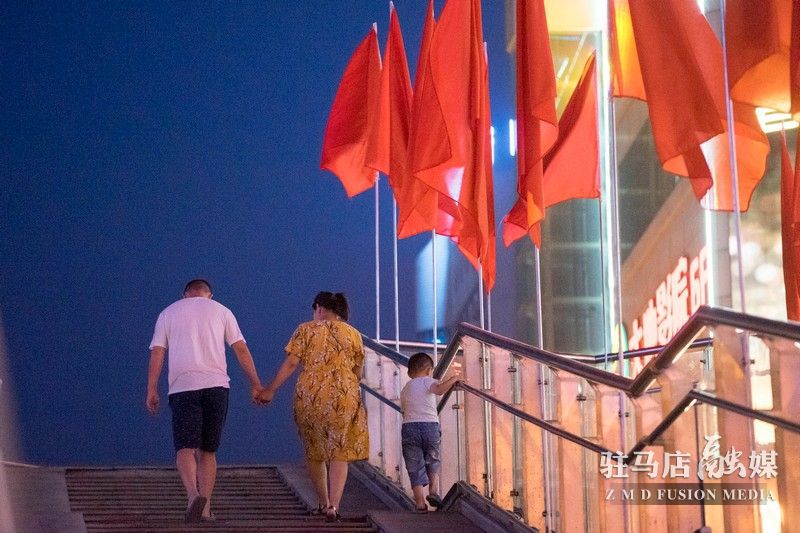 掛國旗，迎國慶，駐馬店營造最美“中國紅”