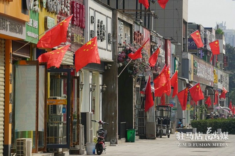 掛國旗，迎國慶，駐馬店營造最美“中國紅”