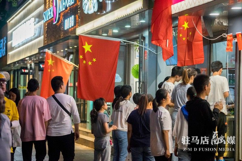 掛國旗，迎國慶，駐馬店營造最美“中國紅”