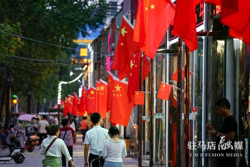 掛國旗，迎國慶，駐馬店營造最美“中國紅”