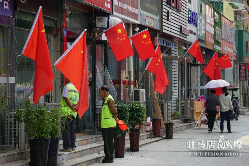 掛國旗，迎國慶，駐馬店營造最美“中國紅”