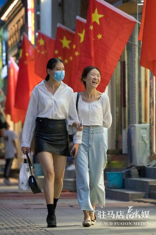 掛國旗，迎國慶，駐馬店營造最美“中國紅”