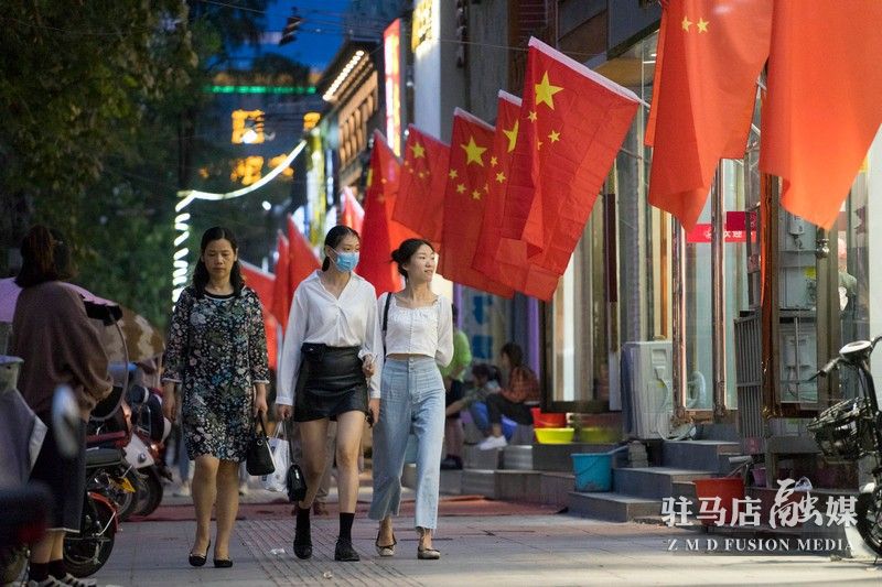 掛國旗，迎國慶，駐馬店營造最美“中國紅”