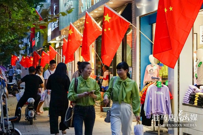 掛國旗，迎國慶，駐馬店營造最美“中國紅”