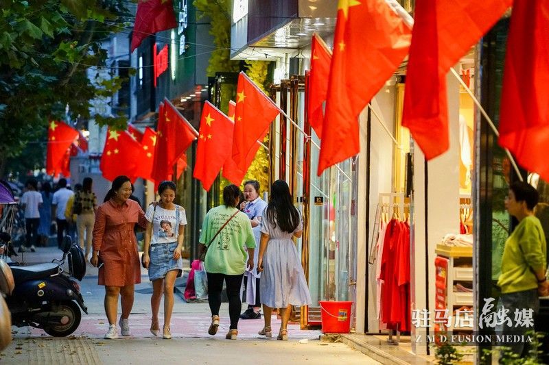 掛國旗，迎國慶，駐馬店營造最美“中國紅”