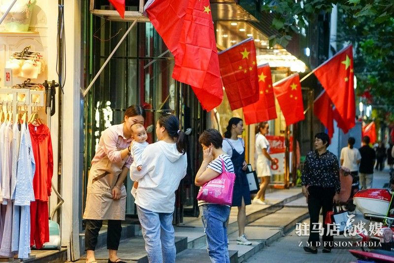 掛國旗，迎國慶，駐馬店營造最美“中國紅”