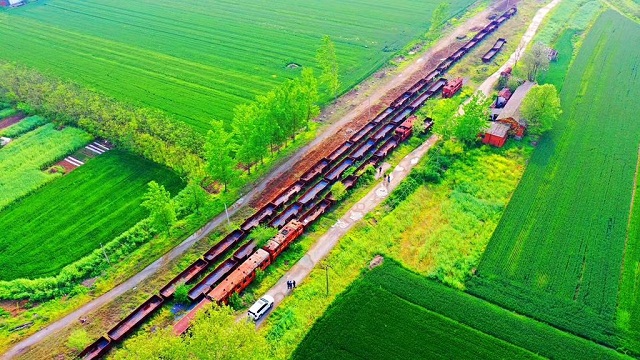 十多年的停運已經(jīng)讓這一列客車銹跡斑斑。