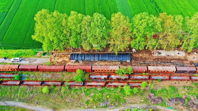 窄軌小火車主要運行在上世紀末，是當時當?shù)厝罕娭匾某鲂蟹绞?，同時也承擔著大宗商品的貨運業(yè)務。