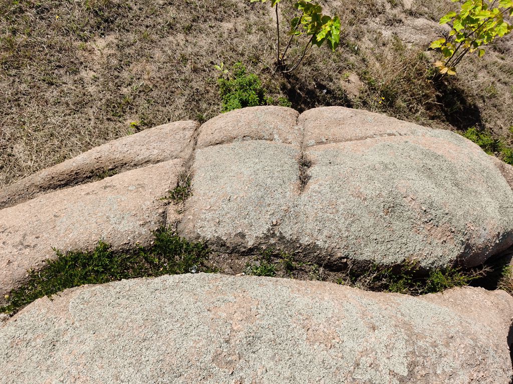 泌陽(yáng)縣下碑寺，驚現(xiàn)天然“開”字石……