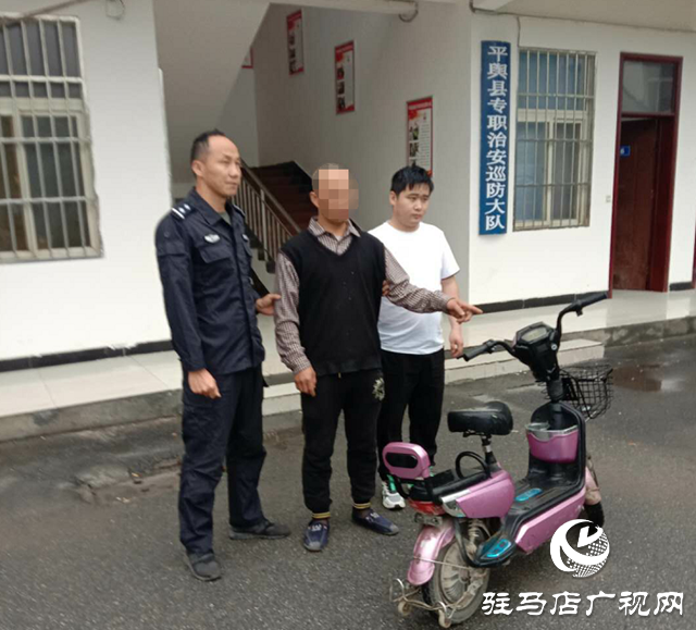 大膽偷車賊：商鋪老板門前偷電動(dòng)車  監(jiān)控記錄全過(guò)程