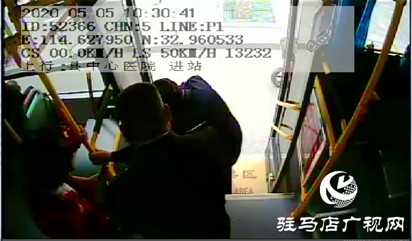 突發(fā)！老人公交車內(nèi)嘶聲呼救，多名乘客手足無措，緊急時(shí)刻……