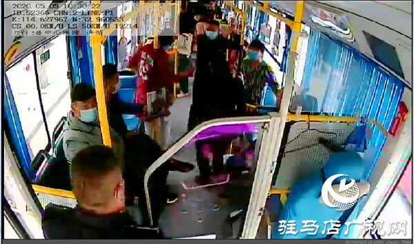 突發(fā)！老人公交車內(nèi)嘶聲呼救，多名乘客手足無措，緊急時(shí)刻……