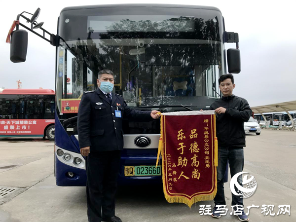 突發(fā)！老人公交車內(nèi)嘶聲呼救，多名乘客手足無措，緊急時(shí)刻……