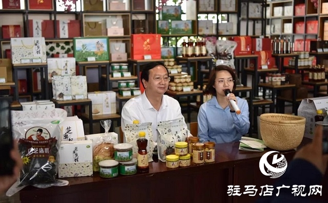 平輿縣長(zhǎng)“直播帶貨” 芝麻產(chǎn)品網(wǎng)上熱銷(xiāo)