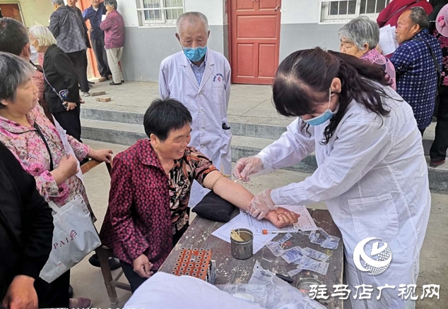 汝南縣宿鴨湖街道為轄區(qū)貧困戶、老年人免費(fèi)體檢